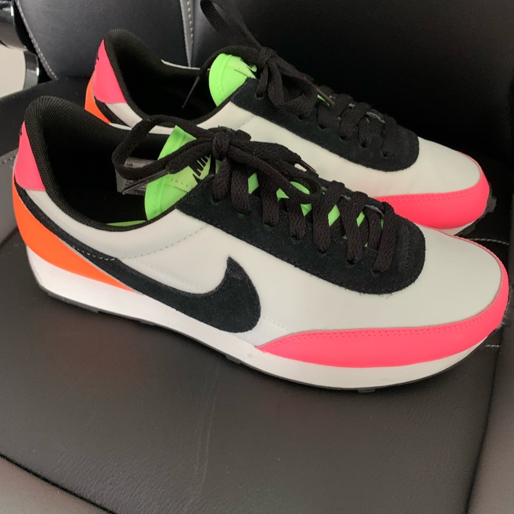 Women’s NIKE sneakers